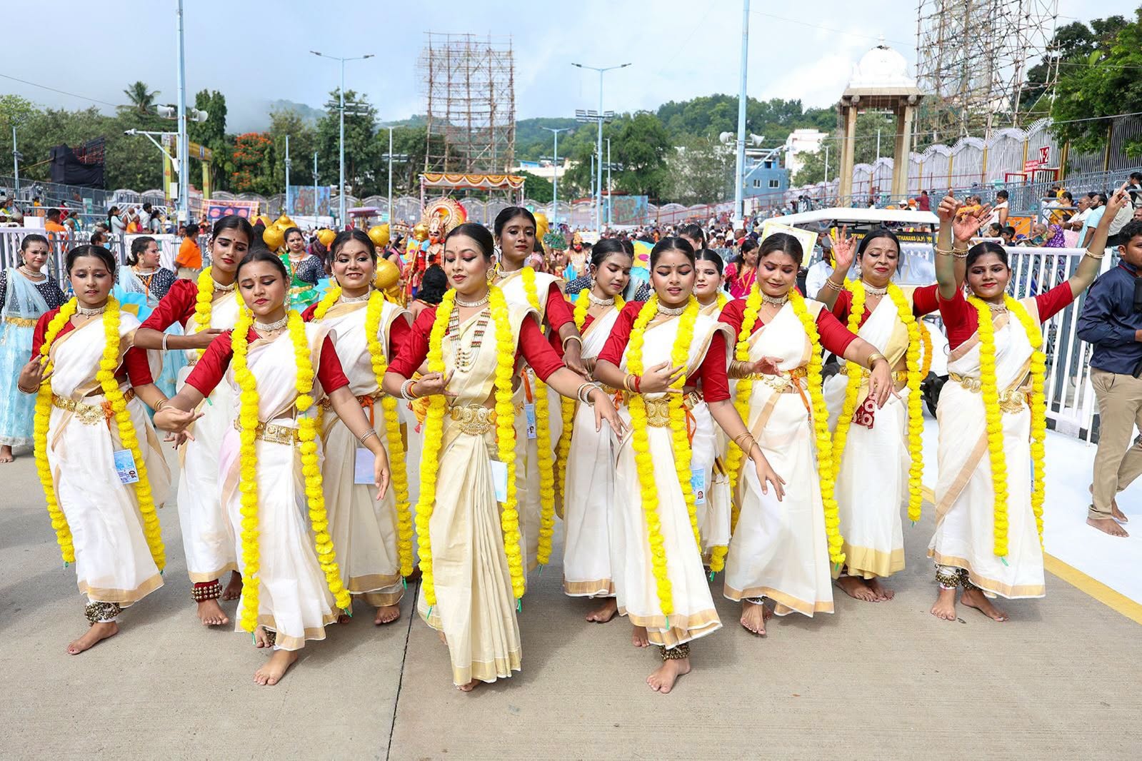 Navratri Brahmotsavam | హనుమంత వాహనంపై కోదండ రాముడు.. పుష్పక విమానంపై గోవర్ధనగిరిధారి - Image 46