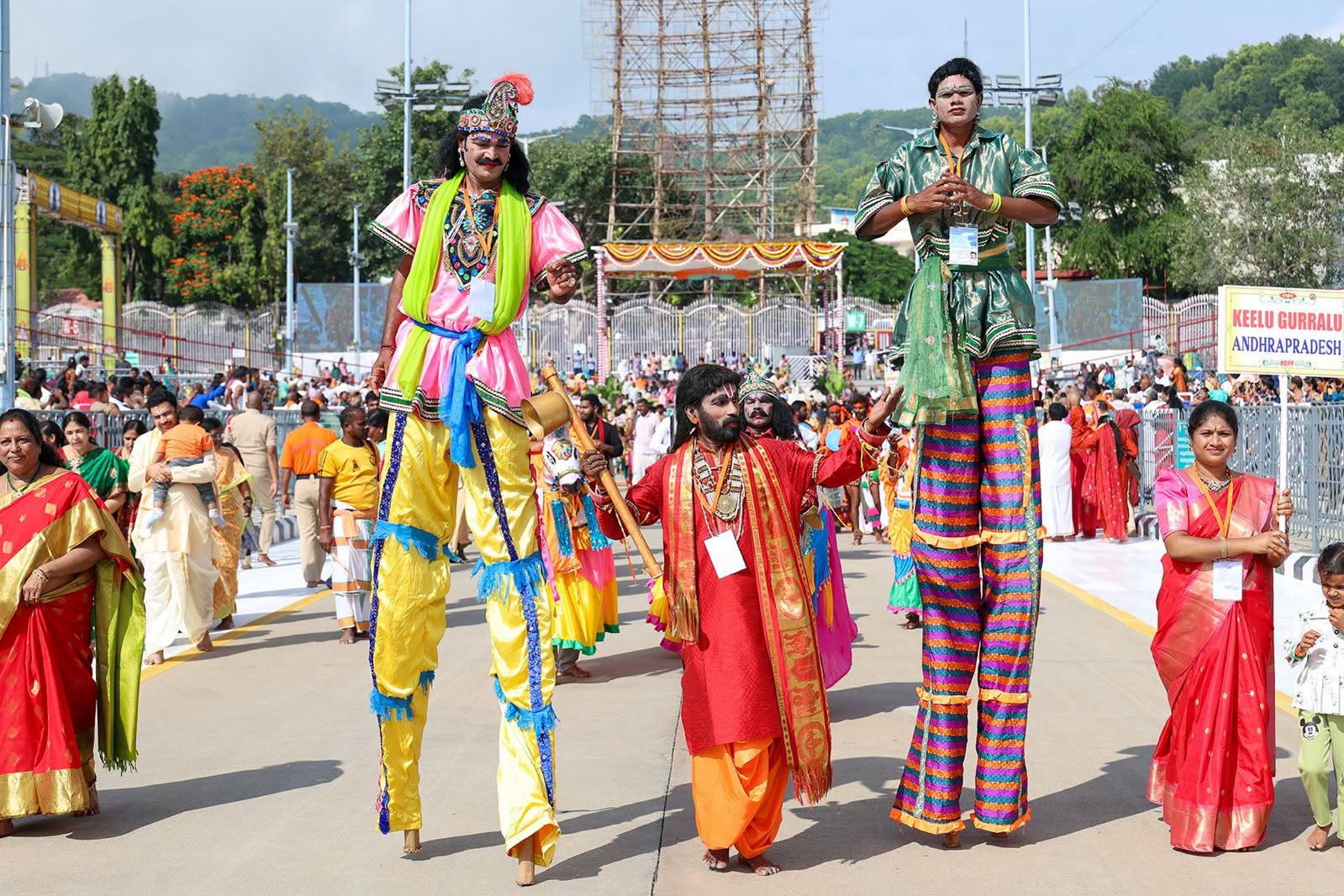 Navratri Brahmotsavam | హనుమంత వాహనంపై కోదండ రాముడు.. పుష్పక విమానంపై గోవర్ధనగిరిధారి - Image 51