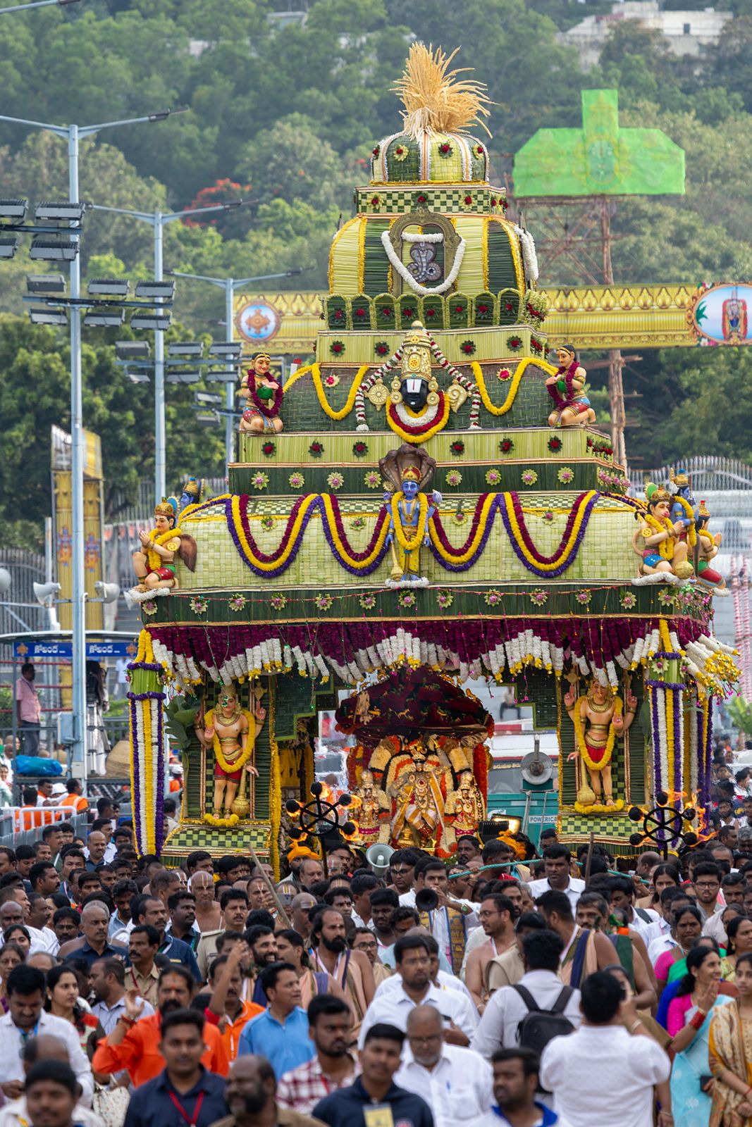 Navratri Brahmotsavam | హనుమంత వాహనంపై కోదండ రాముడు.. పుష్పక విమానంపై గోవర్ధనగిరిధారి - Image 12