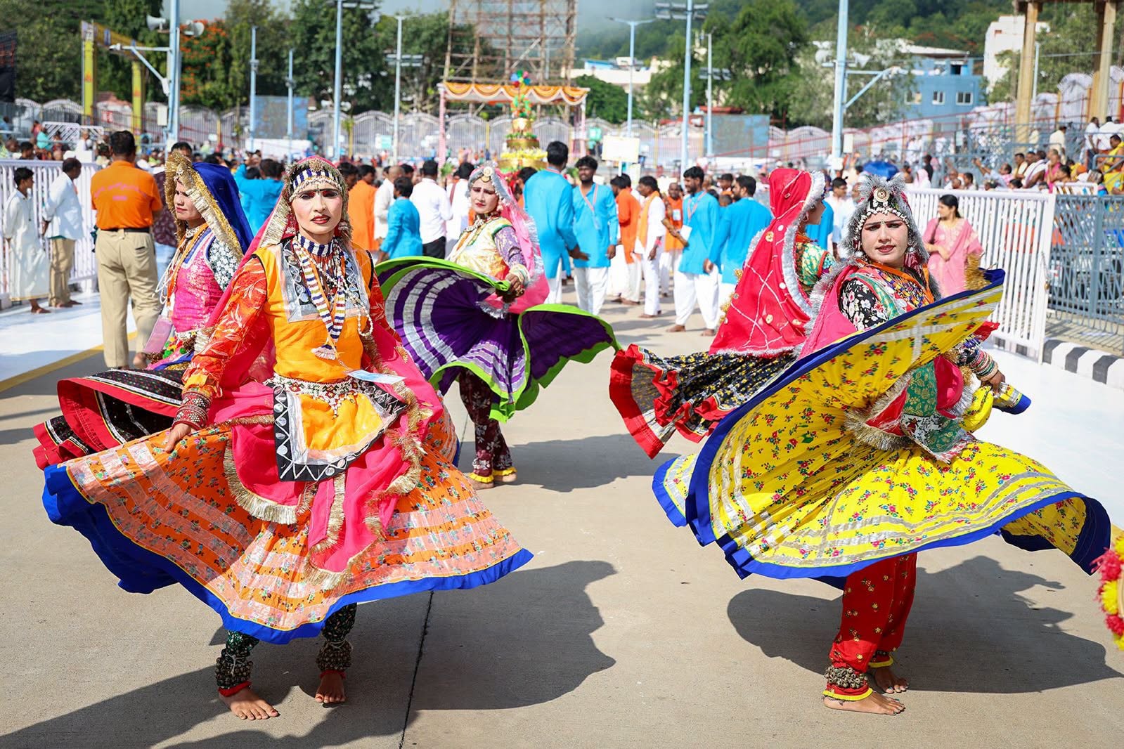 Navratri Brahmotsavam | హనుమంత వాహనంపై కోదండ రాముడు.. పుష్పక విమానంపై గోవర్ధనగిరిధారి - Image 67