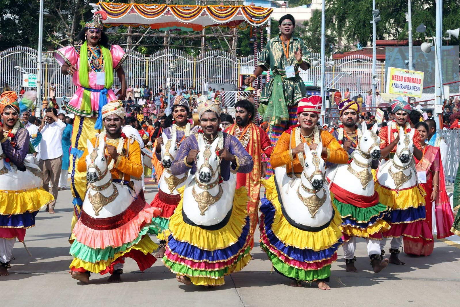 Navratri Brahmotsavam | హనుమంత వాహనంపై కోదండ రాముడు.. పుష్పక విమానంపై గోవర్ధనగిరిధారి - Image 37