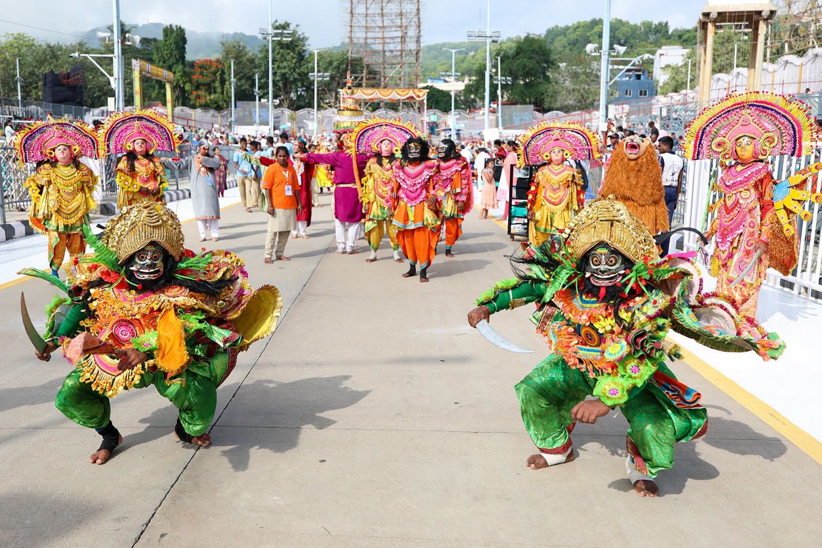 Navratri Brahmotsavam | హనుమంత వాహనంపై కోదండ రాముడు.. పుష్పక విమానంపై గోవర్ధనగిరిధారి - Image 63