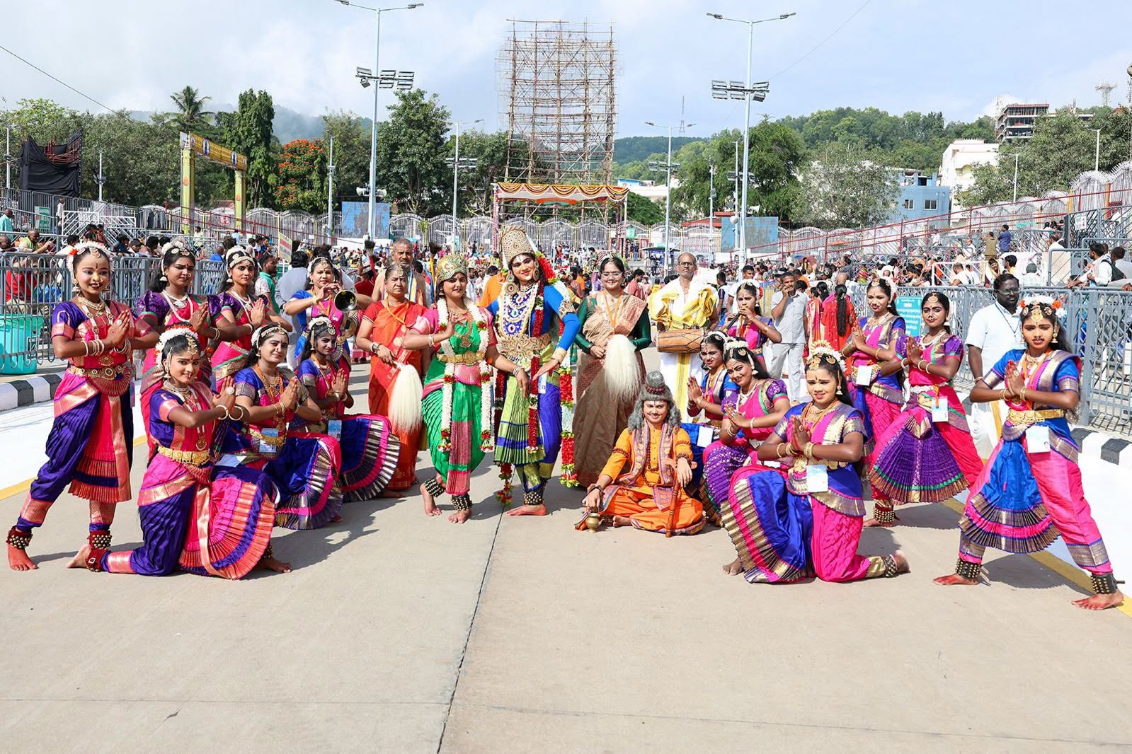 Navratri Brahmotsavam | హనుమంత వాహనంపై కోదండ రాముడు.. పుష్పక విమానంపై గోవర్ధనగిరిధారి - Image 52