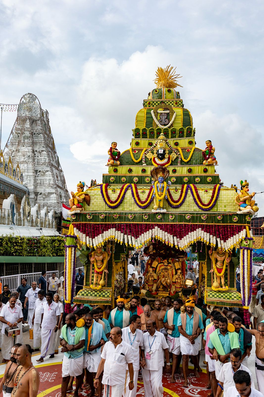 సాయంత్రం పుష్పక విమానంపై రుక్మిణి, సత్యభామ సమేతంగా గోవర్ధనగిరిధారి శ్రీకృష్ణుడి అలంకారంలో మలయప్పస్వామివారు అభయమిచ్చారు.