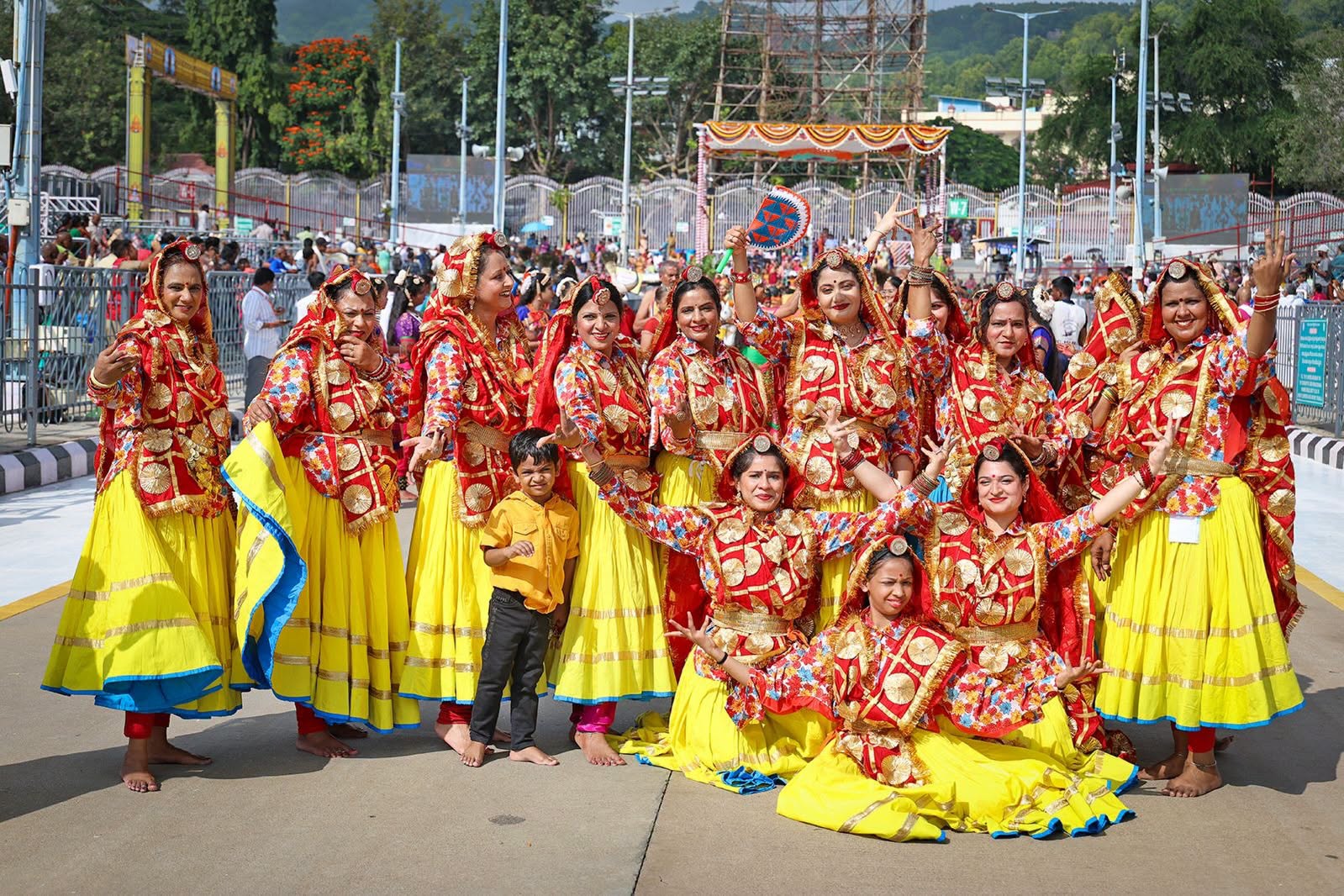 Navratri Brahmotsavam | హనుమంత వాహనంపై కోదండ రాముడు.. పుష్పక విమానంపై గోవర్ధనగిరిధారి - Image 44
