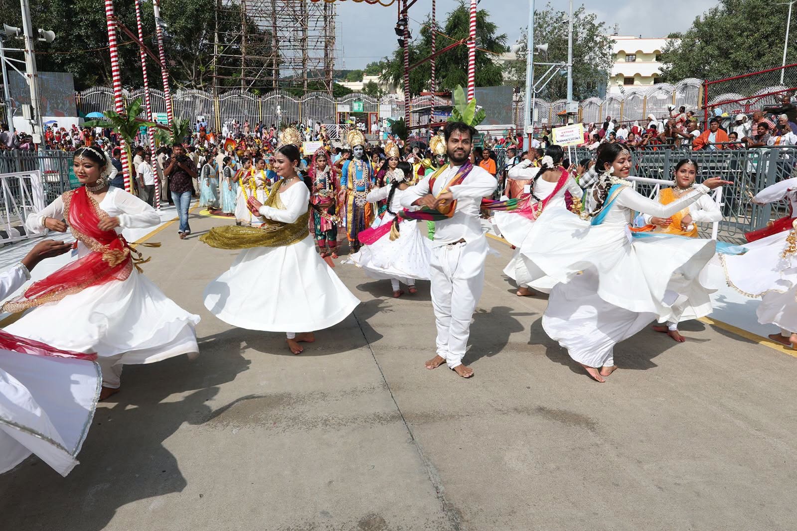Navratri Brahmotsavam | హనుమంత వాహనంపై కోదండ రాముడు.. పుష్పక విమానంపై గోవర్ధనగిరిధారి - Image 35