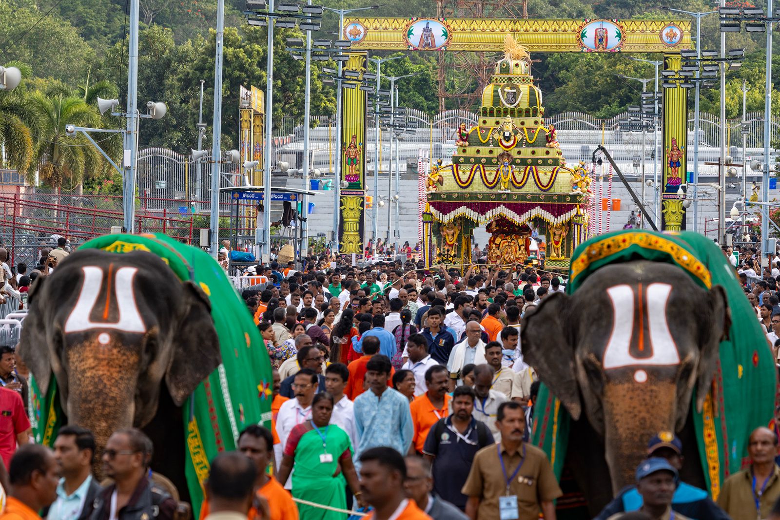 అధిక మాసం సందర్భంగా మూడేళ్లకోసారి నిర్వహించే నవరాత్రి బ్రహ్మోత్సవాల్లో పుష్పక విమానసేవకు ప్రత్యేక ప్రాధాన్యం ఉన్నది.