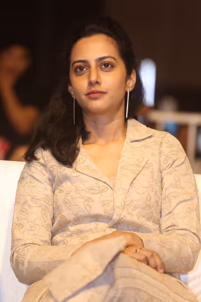 కాకా సినిమాకు సంబంధించి ఓ ఇంట్రెస్టింగ్ రూమర్ సోషల్ మీడియాలో చక్కర్లు కొడుతోంది. ఈ సినిమాలో బాలకృష్ణ చిన్న కూతురు తేజస్వినిని ఓ కీలక పాత్ర కోసం దర్శకుడు బాబీ అప్రోచ్ అయినట్లు ప్రచారం జరుగుతోంది.