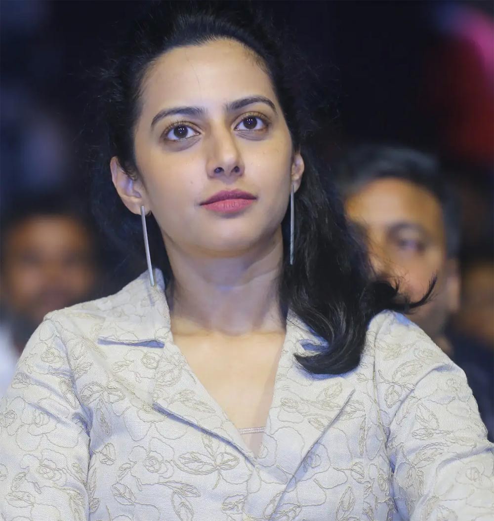 తండ్రీకూతుళ్ల సెంటిమెంట్ ప్రధానంగా సాగే ఈ సినిమాలో చిరంజీవి కూతురి పాత్ర కోసం తేజస్విని అయితే బాగుంటుందని డైరెక్టర్ బాబీ అనుకున్నట్లు సమాచారం. కానీ అనివార్య కారణాల వల్ల వర్కవుట్ కాలేదని సమాచారం.
