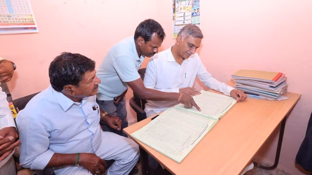 Harish Rao | ఇక్కడ పంటలు ఎండుతుంటే.. రాజస్థాన్కు కరెంటు అమ్ముకుంటరా?