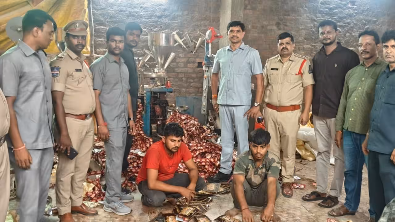 Gutka Manufacturing Unit | ఇంట్లో గుట్కా తయారీ కేంద్రం.. గుట్టురట్టు చేసిన పోలీసులు