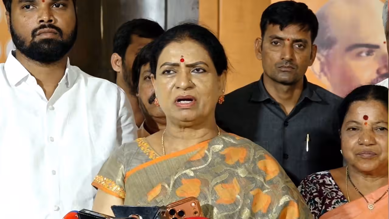 DK Aruna | కాంగ్రెస్లో చేరిన ఎమ్మెల్యేలతో వెంటనే రాజీనామా చేయించండి