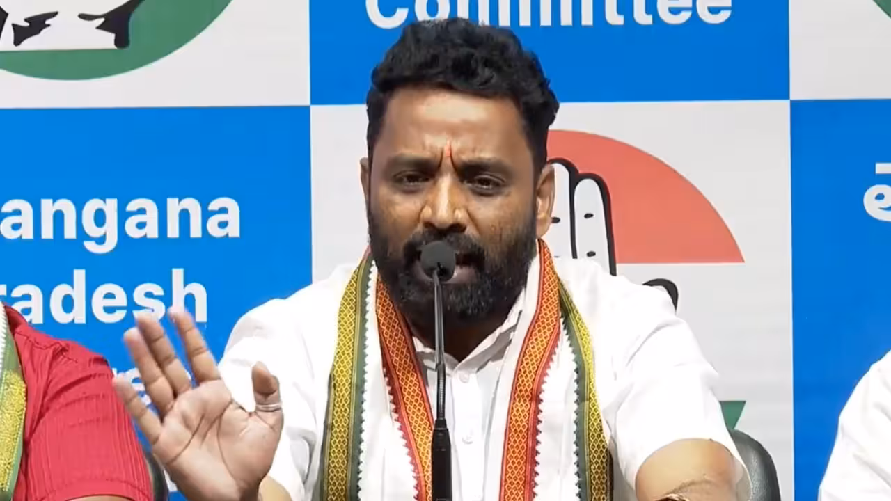Charan Koushik Yadav | కాంగ్రెస్ అకౌంట్లో 900 కోట్లుంటే.. బీఆర్ఎస్ అకౌంట్లోకి 1500 కోట్లు ఎట్లొచ్చినయ్