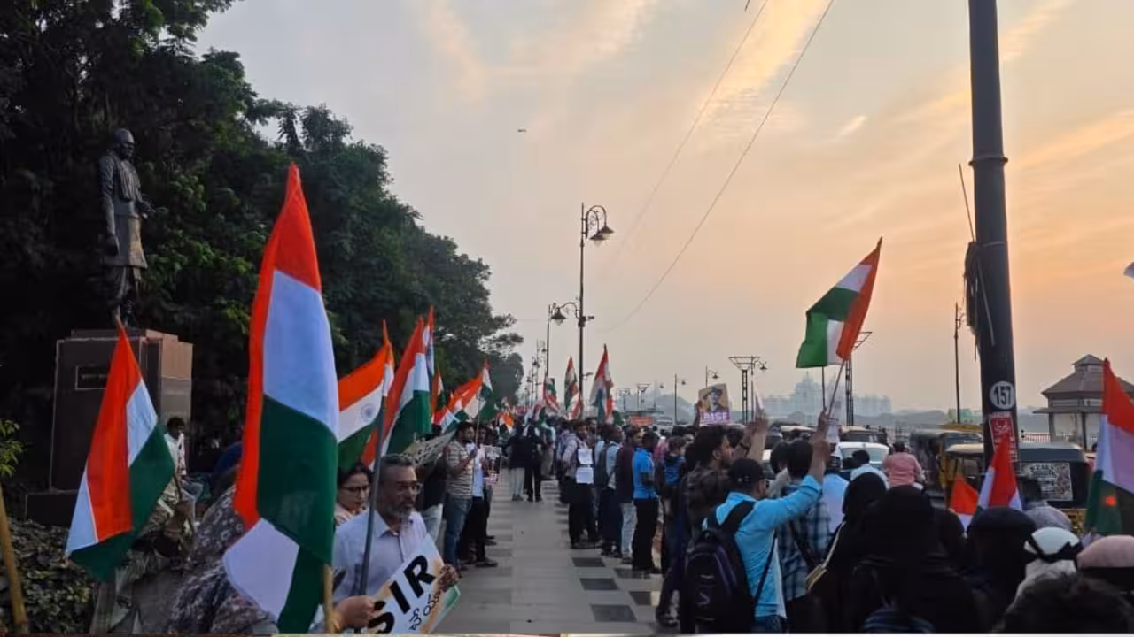 Protest against SIR | సర్కు వ్యతిరేకంగా భారీ నిరసన.. ఓటర్ల తొలగింపుపై నినాదాలు