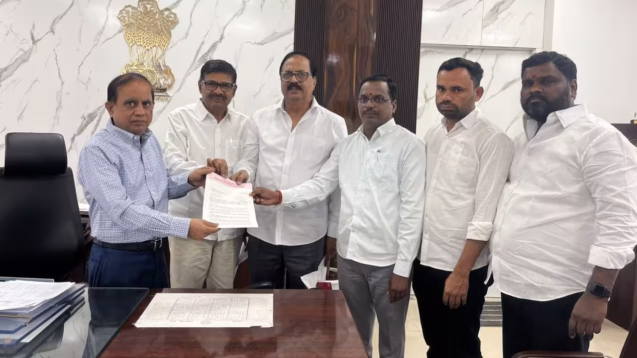 BRS Leaders | ప్రైవేట్ వెబ్సైట్లో గ్రాడ్యుయేట్ ఓటర్లను నమోదు చేస్తున్నారు.. ఎన్నికల కమిషన్కు బీఆర్ఎస్ నేతల ఫిర్యాదు