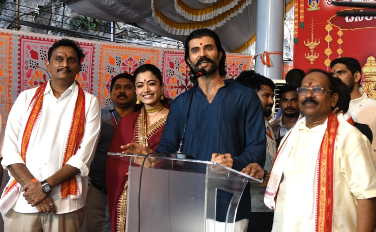 Vijay – Rashmika | బెజవాడ దుర్గమ్మ సన్నిధిలో విజయ్, రష్మిక - Image 5