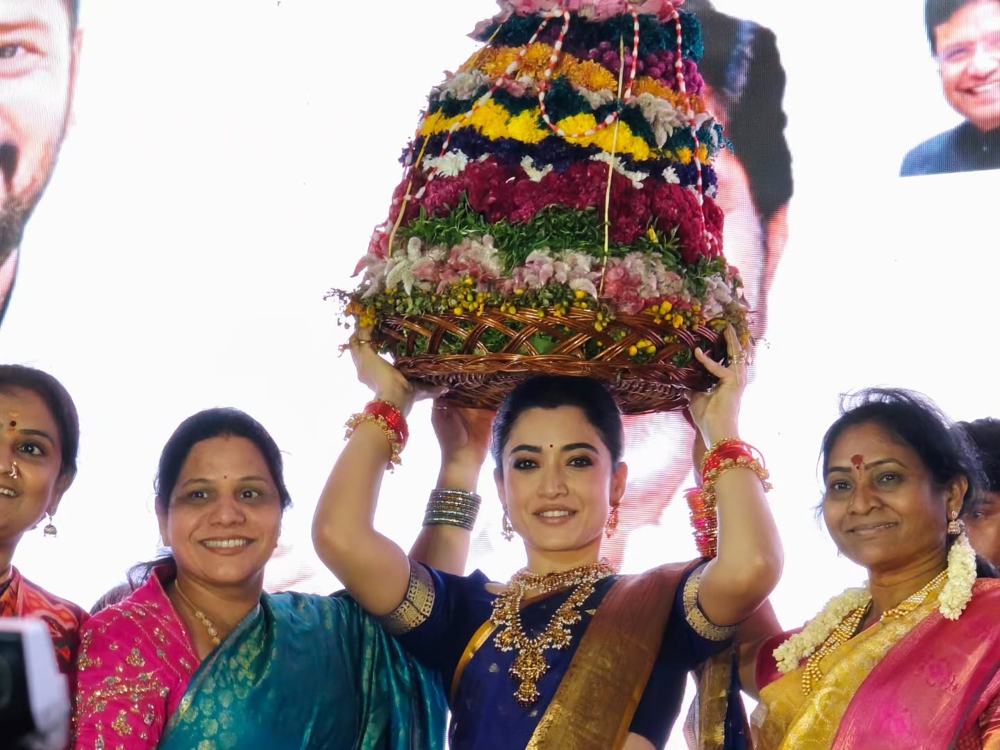Rashmika Mandanna | తెలంగాణ కోడలిగా రష్మిక బతుకమ్మ సంబురం – ఫొటోలు చూశారా - Image 1