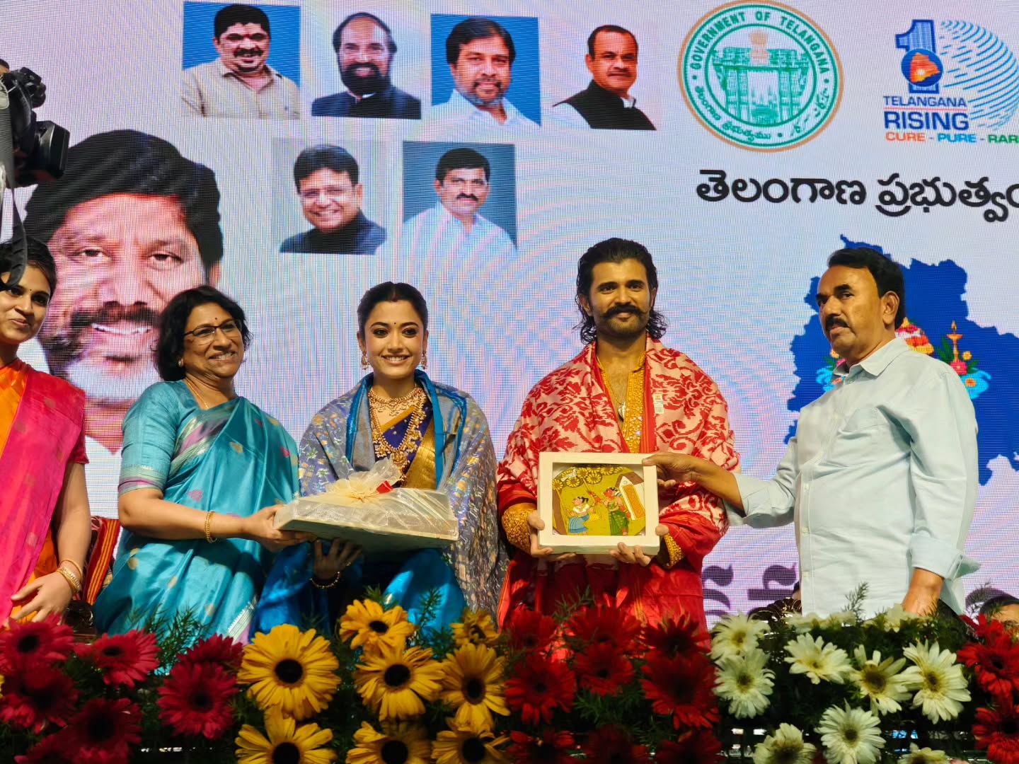 Rashmika Mandanna | తెలంగాణ కోడలిగా రష్మిక బతుకమ్మ సంబురం – ఫొటోలు చూశారా - Image 11