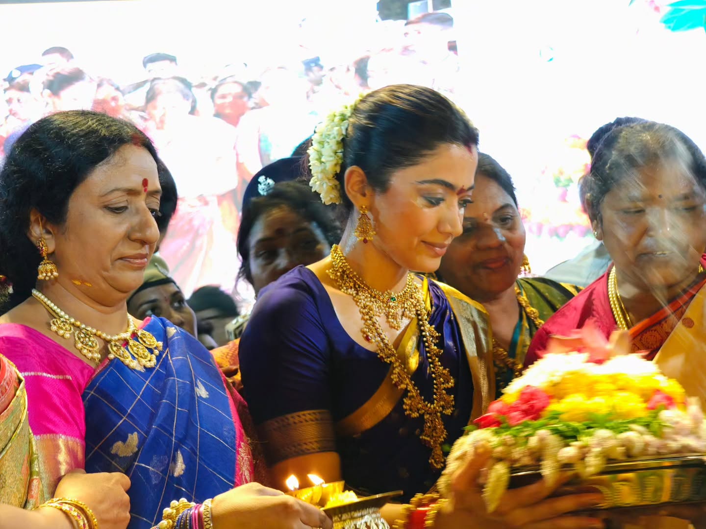 Rashmika Mandanna | తెలంగాణ కోడలిగా రష్మిక బతుకమ్మ సంబురం – ఫొటోలు చూశారా - Image 13