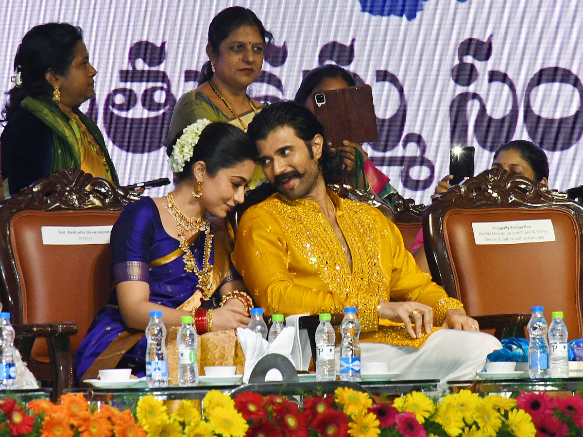 Rashmika Mandanna | తెలంగాణ కోడలిగా రష్మిక బతుకమ్మ సంబురం – ఫొటోలు చూశారా - Image 15