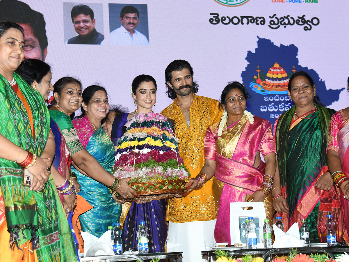 Rashmika Mandanna | తెలంగాణ కోడలిగా రష్మిక బతుకమ్మ సంబురం – ఫొటోలు చూశారా - Image 16