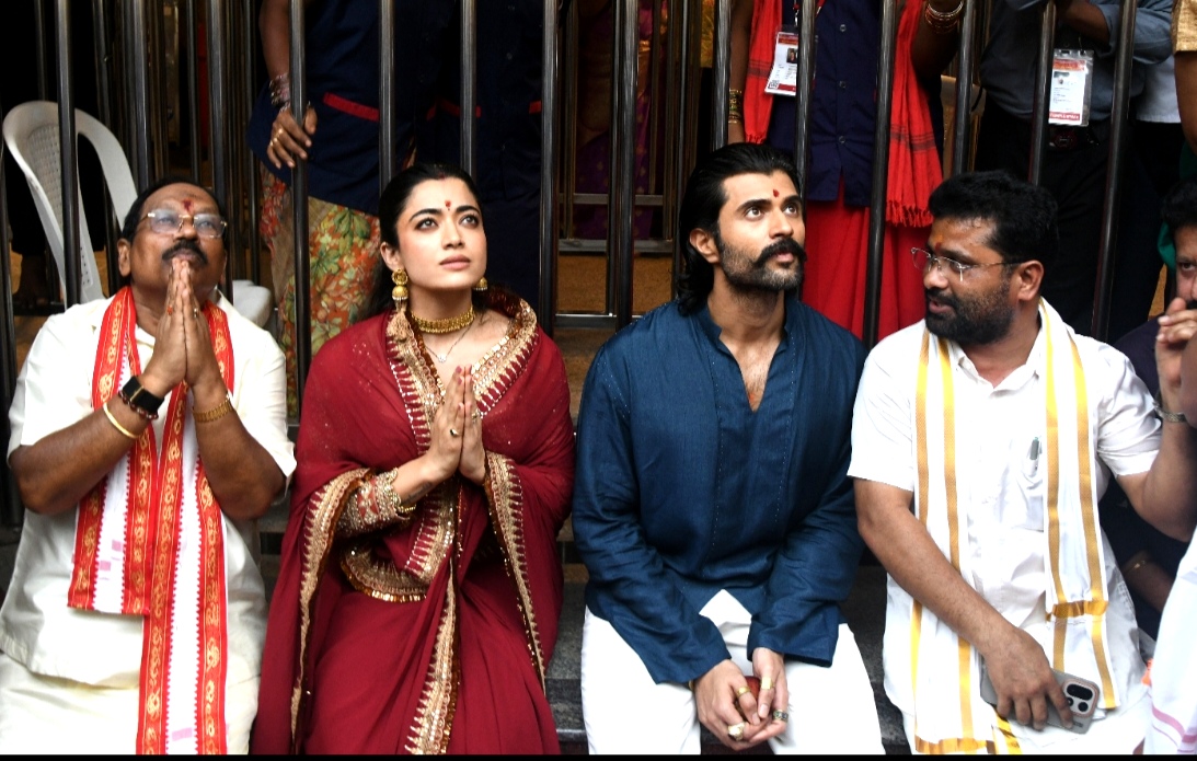 Vijay – Rashmika | బెజవాడ దుర్గమ్మ సన్నిధిలో విజయ్, రష్మిక - Image 4