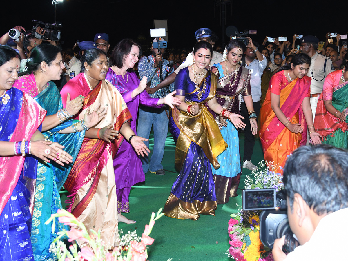 Rashmika Mandanna | తెలంగాణ కోడలిగా రష్మిక బతుకమ్మ సంబురం – ఫొటోలు చూశారా - Image 20
