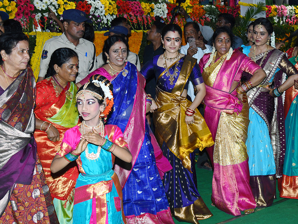 Rashmika Mandanna | తెలంగాణ కోడలిగా రష్మిక బతుకమ్మ సంబురం – ఫొటోలు చూశారా - Image 22