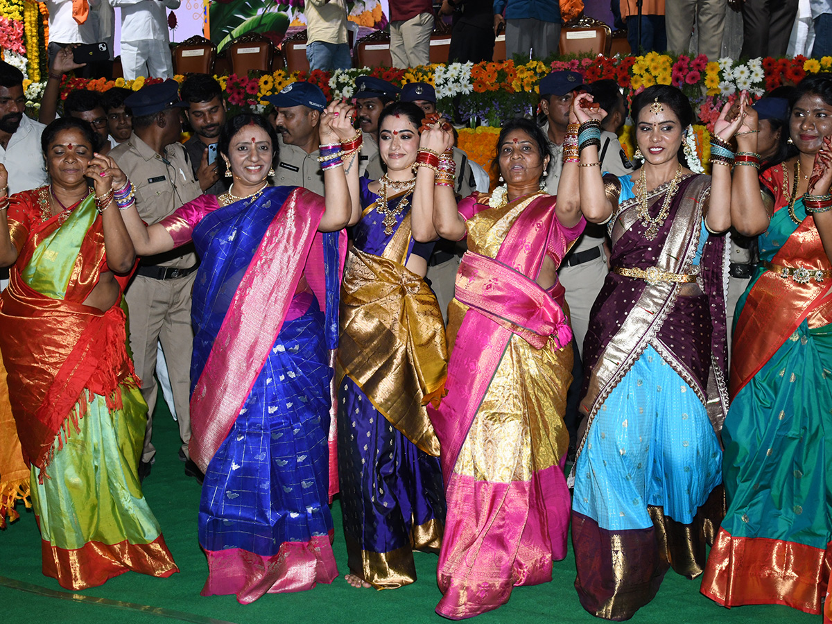 Rashmika Mandanna | తెలంగాణ కోడలిగా రష్మిక బతుకమ్మ సంబురం – ఫొటోలు చూశారా - Image 23