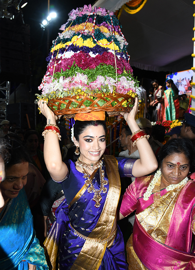 Rashmika Mandanna | తెలంగాణ కోడలిగా రష్మిక బతుకమ్మ సంబురం – ఫొటోలు చూశారా - Image 24