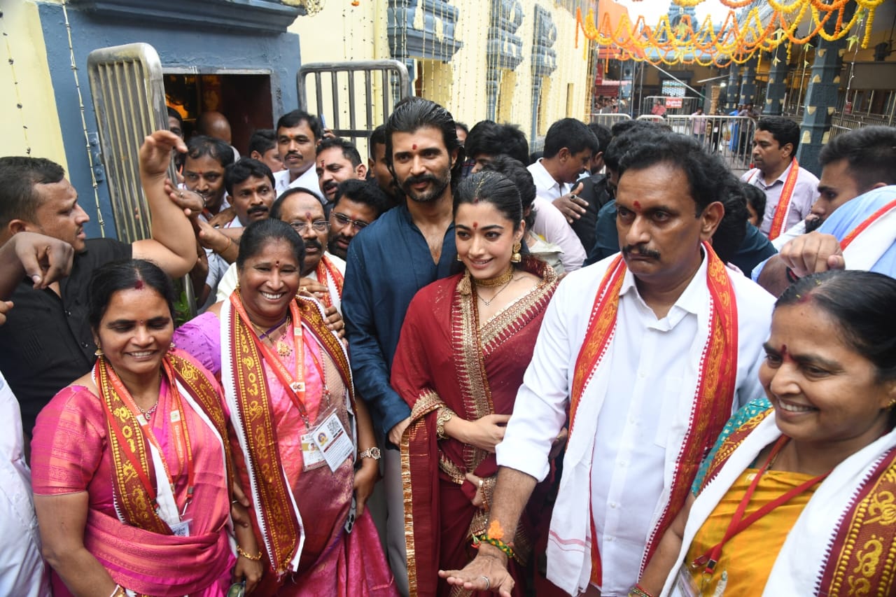 Vijay – Rashmika | బెజవాడ దుర్గమ్మ సన్నిధిలో విజయ్, రష్మిక - Image 3