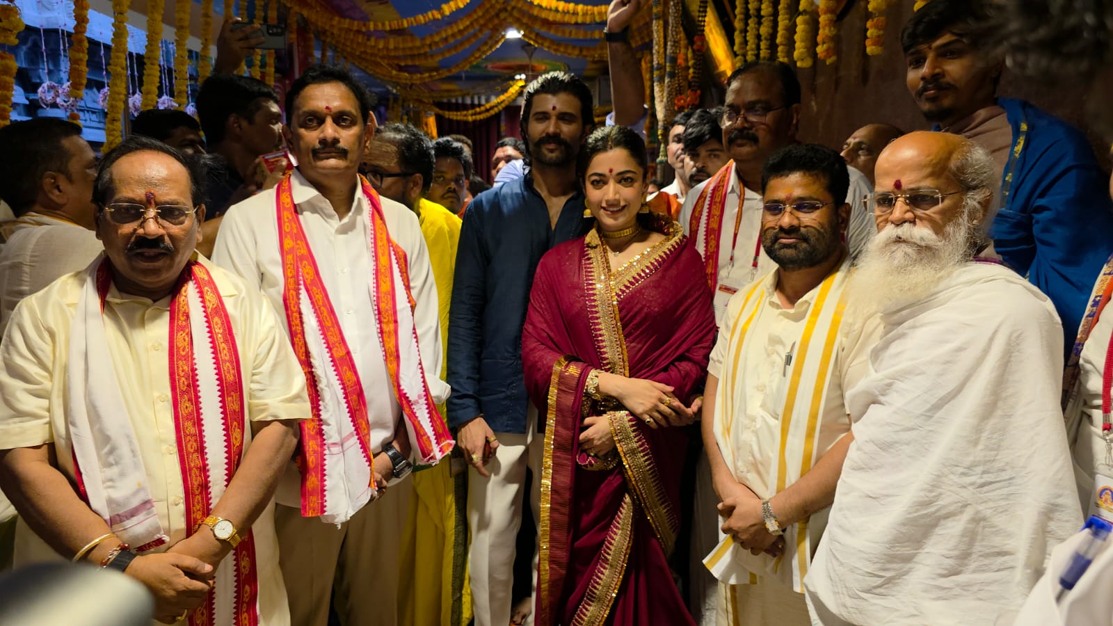 Vijay – Rashmika | బెజవాడ దుర్గమ్మ సన్నిధిలో విజయ్, రష్మిక - Image 2