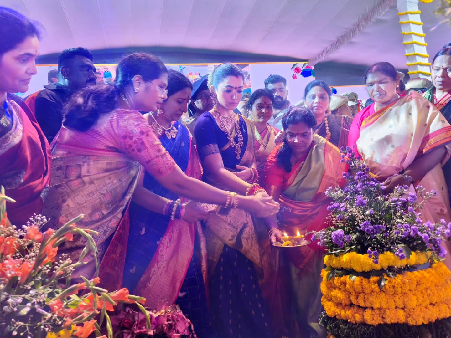 Rashmika Mandanna | తెలంగాణ కోడలిగా రష్మిక బతుకమ్మ సంబురం – ఫొటోలు చూశారా - Image 4