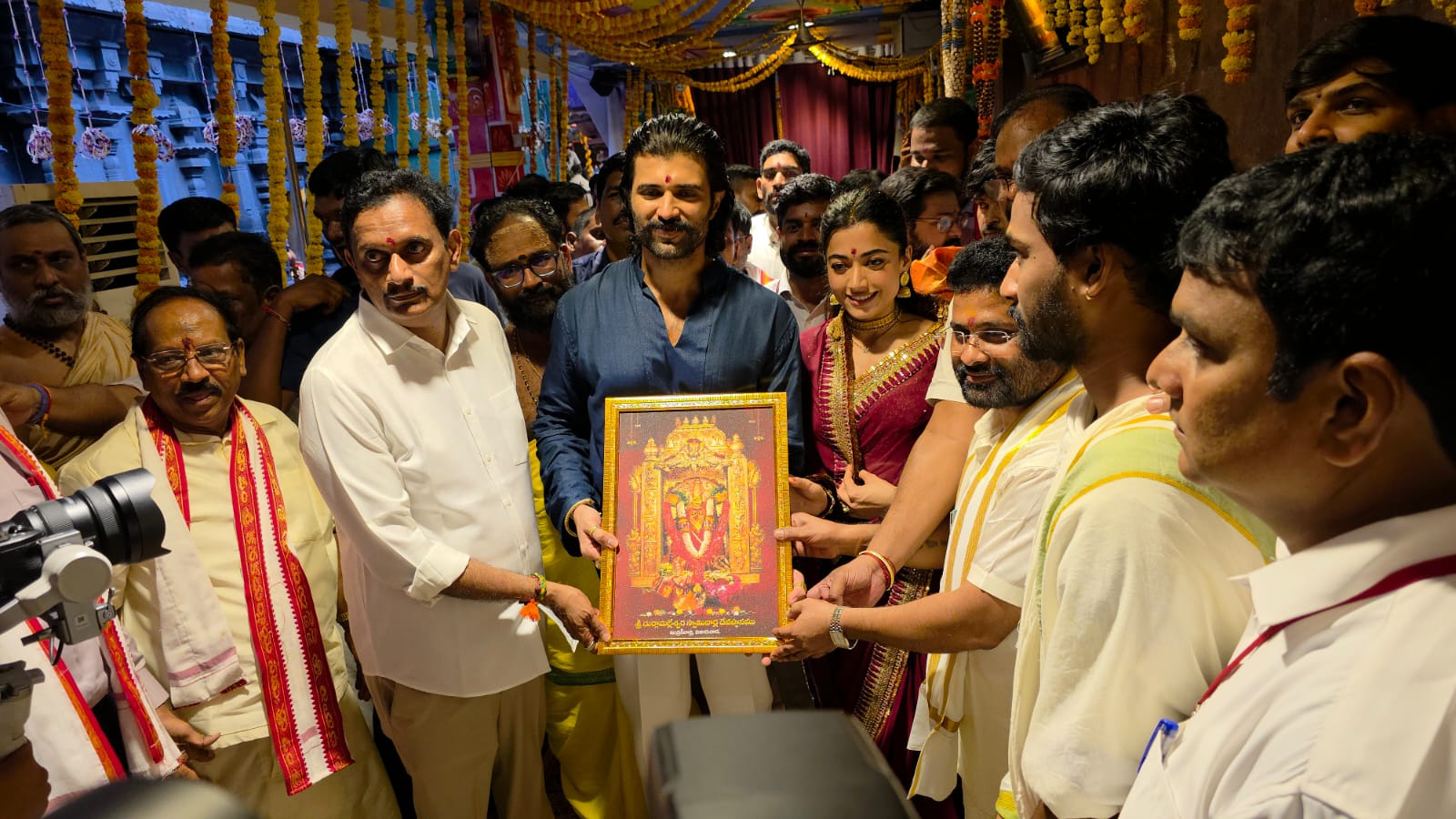 Vijay – Rashmika | బెజవాడ దుర్గమ్మ సన్నిధిలో విజయ్, రష్మిక - Image 1