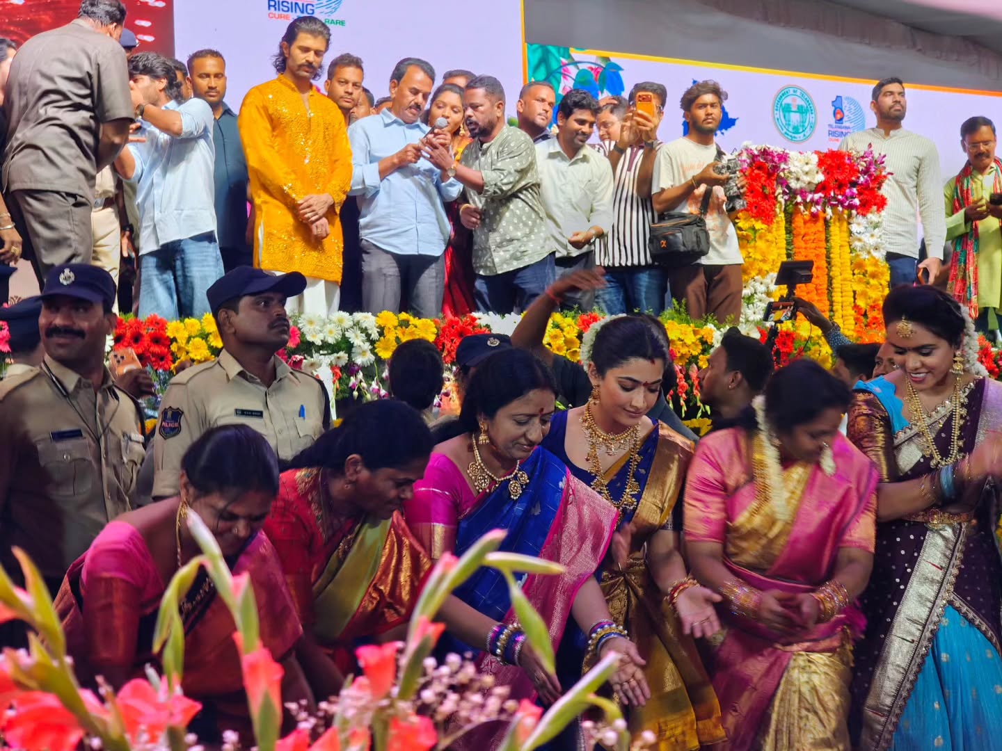Rashmika Mandanna | తెలంగాణ కోడలిగా రష్మిక బతుకమ్మ సంబురం – ఫొటోలు చూశారా - Image 5