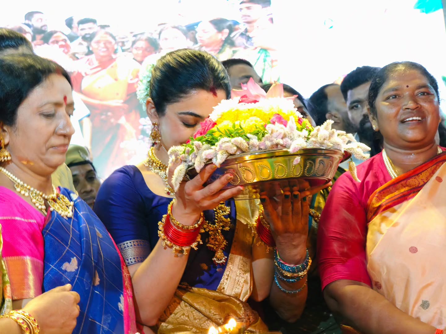 Rashmika Mandanna | తెలంగాణ కోడలిగా రష్మిక బతుకమ్మ సంబురం – ఫొటోలు చూశారా - Image 6