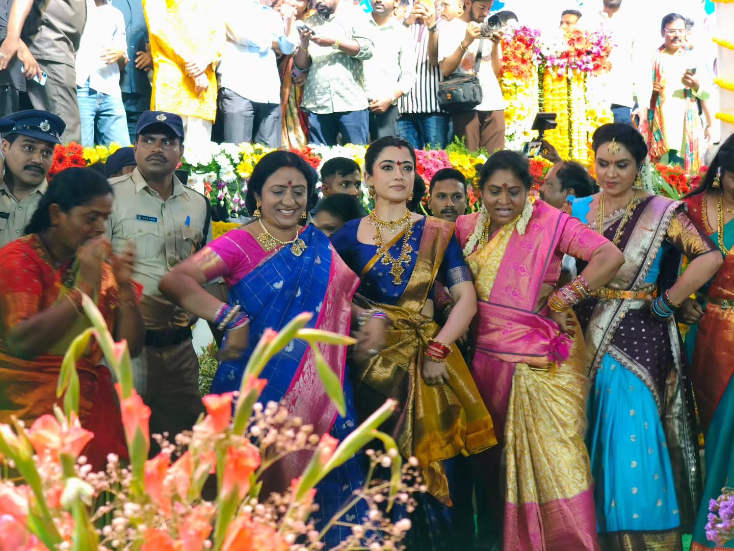 Rashmika Mandanna | తెలంగాణ కోడలిగా రష్మిక బతుకమ్మ సంబురం – ఫొటోలు చూశారా - Image 8
