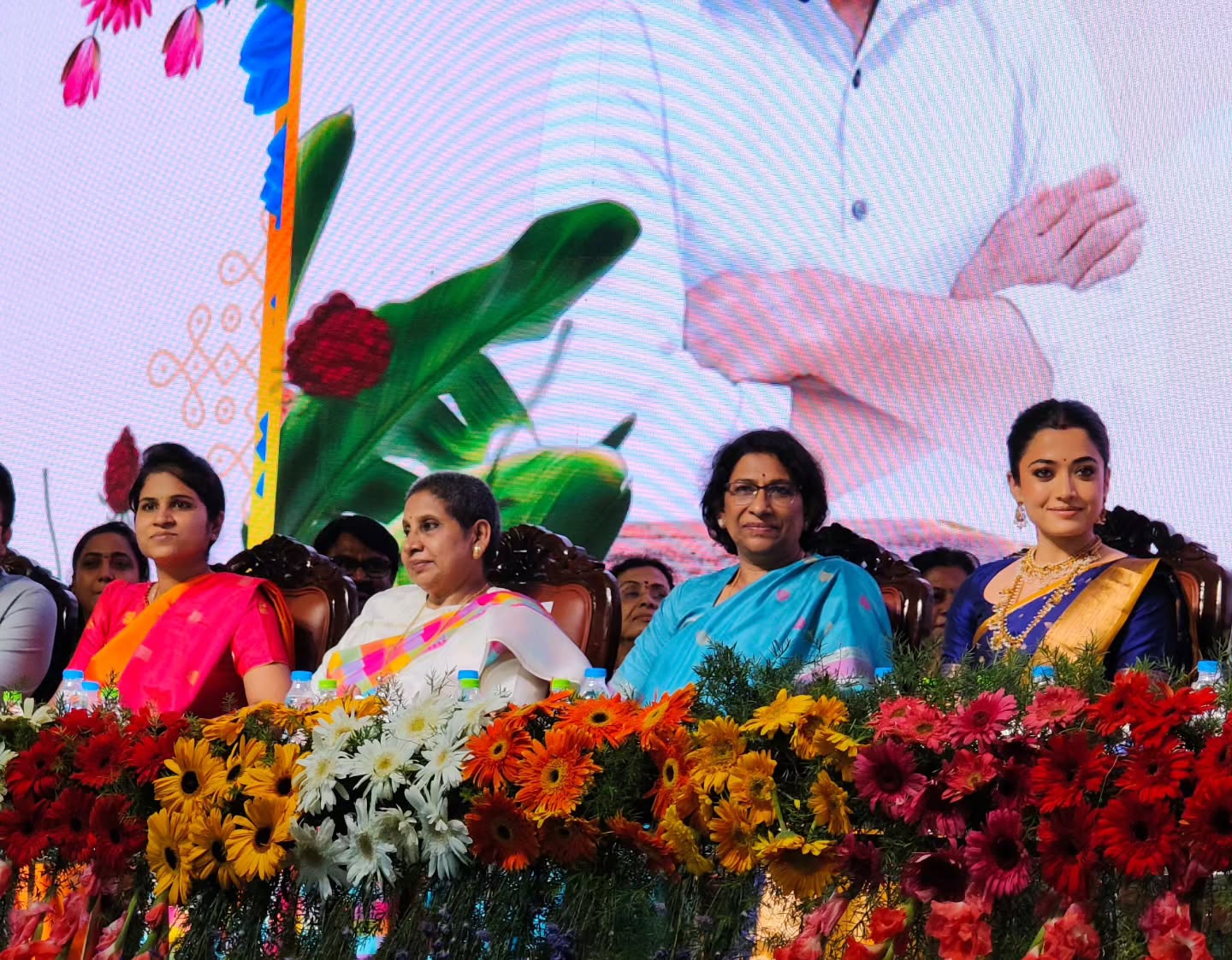 Rashmika Mandanna | తెలంగాణ కోడలిగా రష్మిక బతుకమ్మ సంబురం – ఫొటోలు చూశారా - Image 9