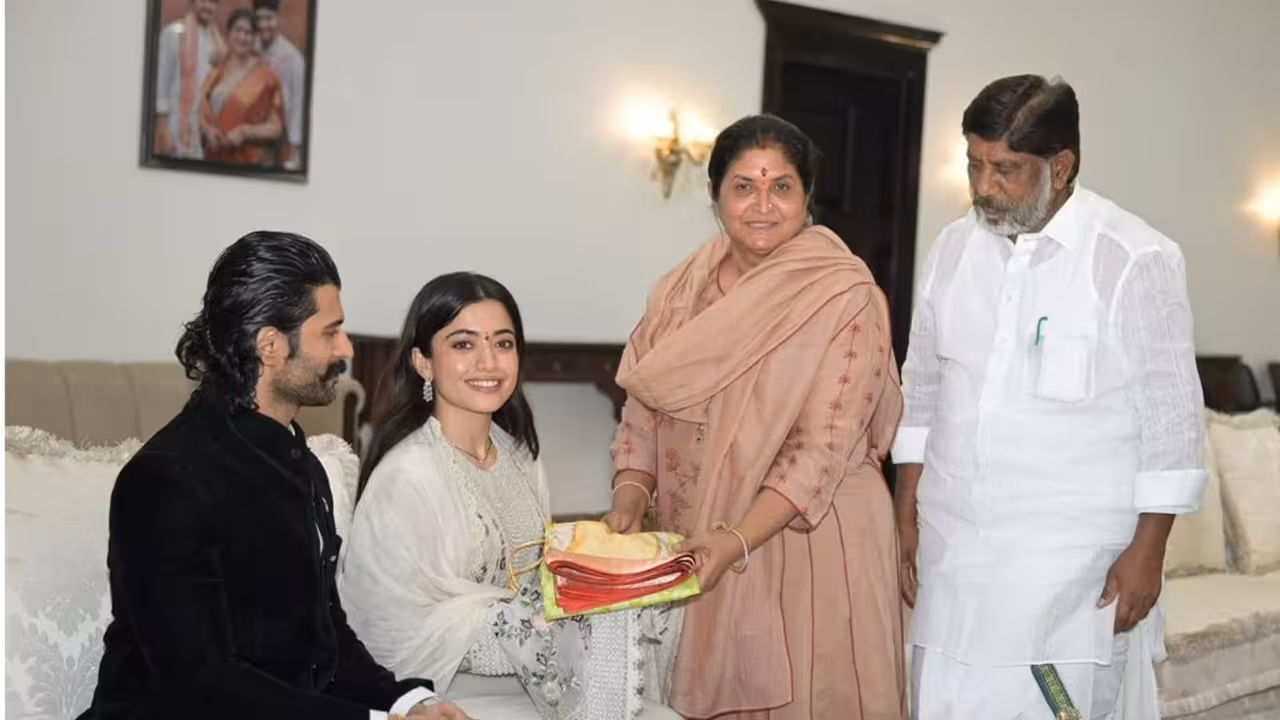 Rashmika Mandanna | సద్దుల బతుకమ్మ సంబరాల్లో విరోష్ జోడీ – రష్మికకు డిప్యూటీ సీఎం దంపతుల కానుక