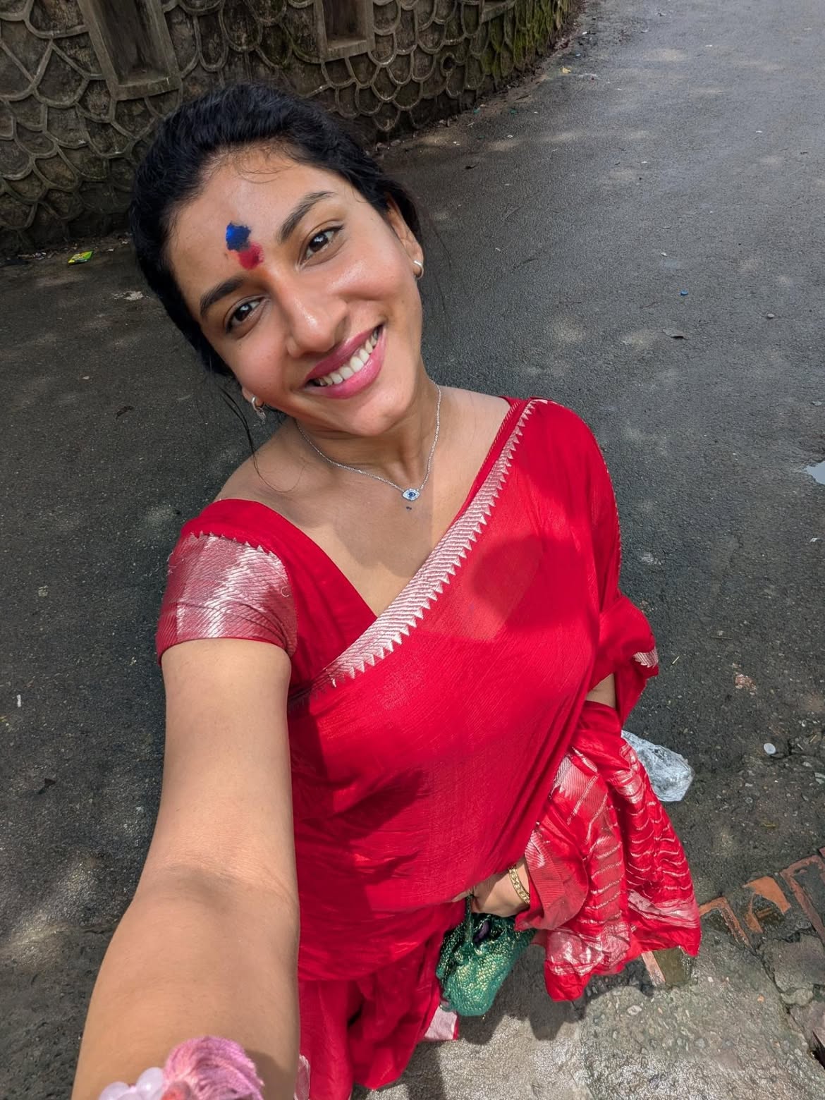 Vishnu priya | కామాఖ్య ఆలయంలో విష్ణుప్రియ – ట్రెడిషనల్ శారీలో మెరిసిన తెలుగు యాంకర్ - Image 8