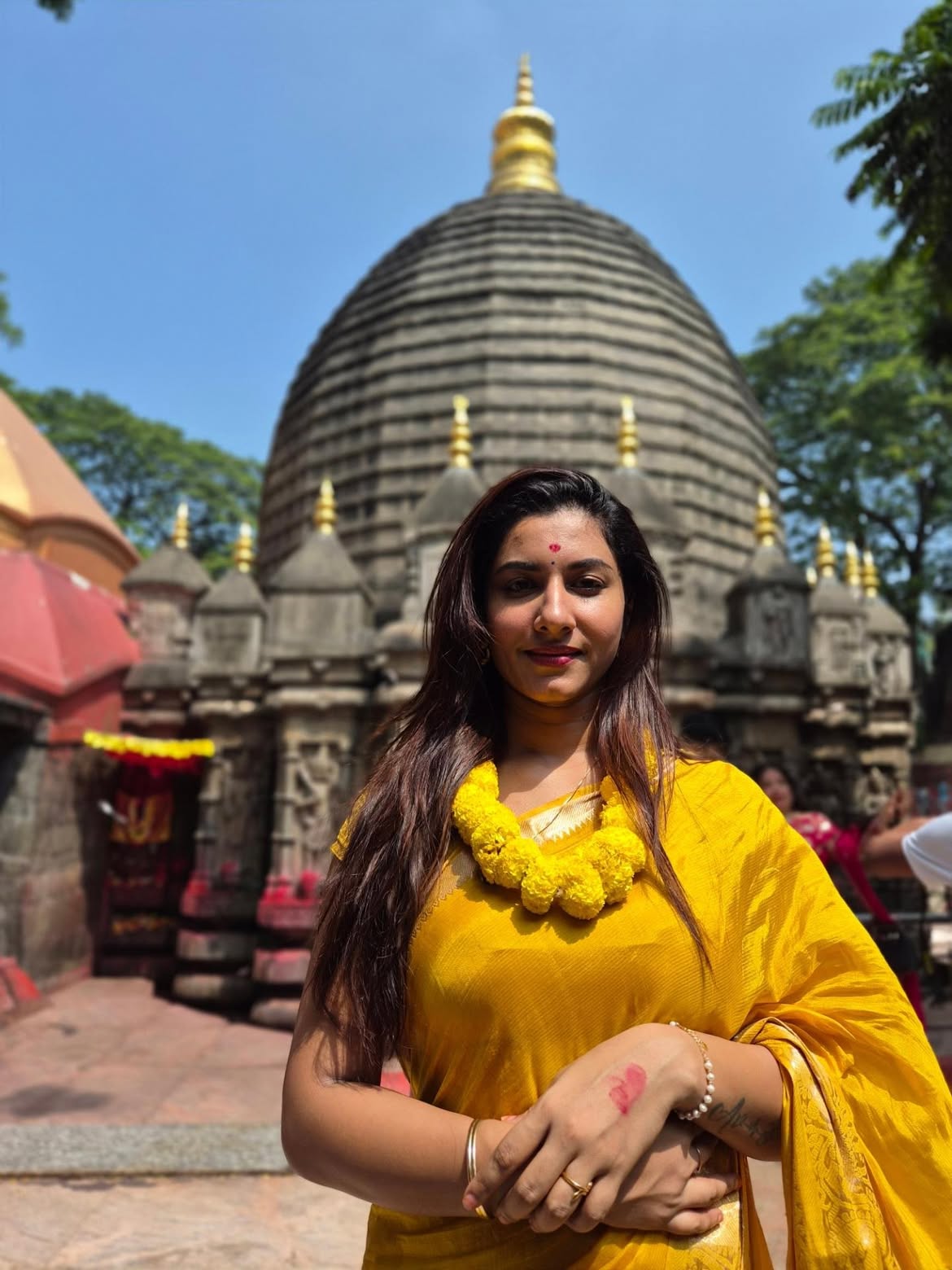 Vishnu priya | కామాఖ్య ఆలయంలో విష్ణుప్రియ – ట్రెడిషనల్ శారీలో మెరిసిన తెలుగు యాంకర్ - Image 7