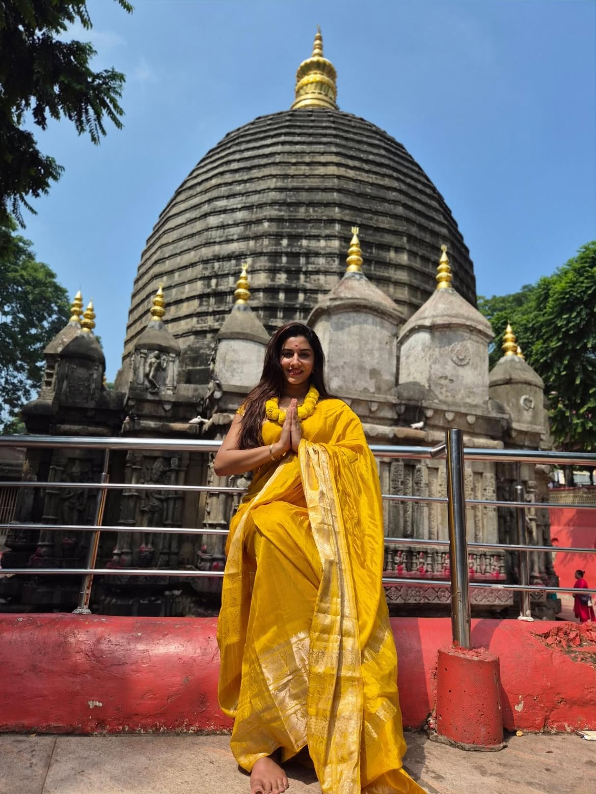 Vishnu priya | కామాఖ్య ఆలయంలో విష్ణుప్రియ – ట్రెడిషనల్ శారీలో మెరిసిన తెలుగు యాంకర్ - Image 6