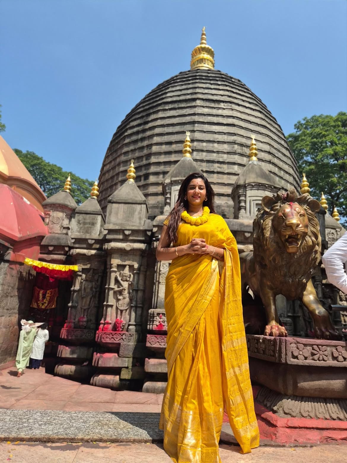 Vishnu priya | కామాఖ్య ఆలయంలో విష్ణుప్రియ – ట్రెడిషనల్ శారీలో మెరిసిన తెలుగు యాంకర్ - Image 4