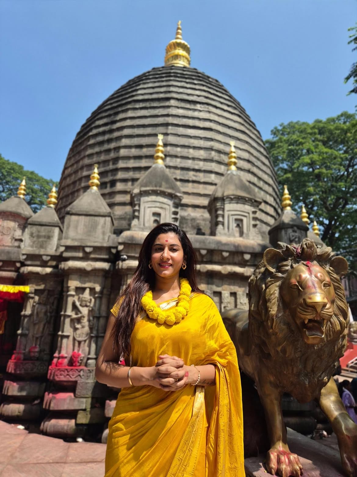 Vishnu priya | కామాఖ్య ఆలయంలో విష్ణుప్రియ – ట్రెడిషనల్ శారీలో మెరిసిన తెలుగు యాంకర్ - Image 2