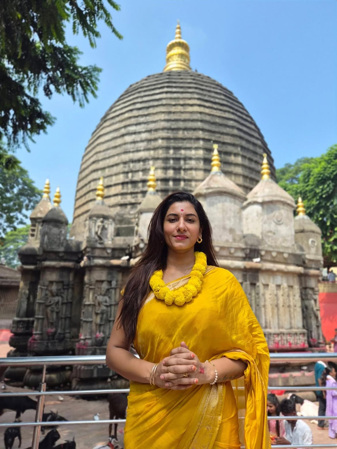 Vishnu priya | కామాఖ్య ఆలయంలో విష్ణుప్రియ – ట్రెడిషనల్ శారీలో మెరిసిన తెలుగు యాంకర్ - Image 1