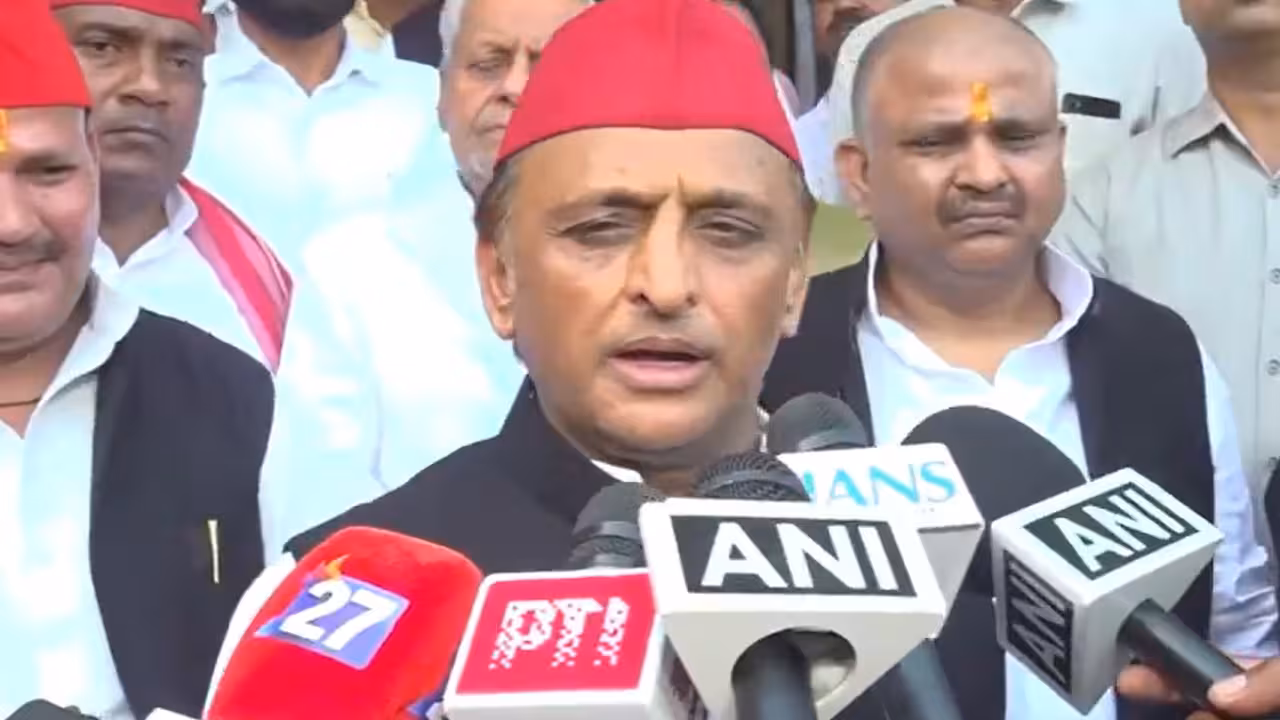 Akhilesh Yadav Slams BJP | అక్రమాలకు పాల్పడితే జైలుకే: విద్యాశాఖ అధికారులకు అఖిలేష్ యాదవ్ స్ట్రాంగ్ వార్నింగ్