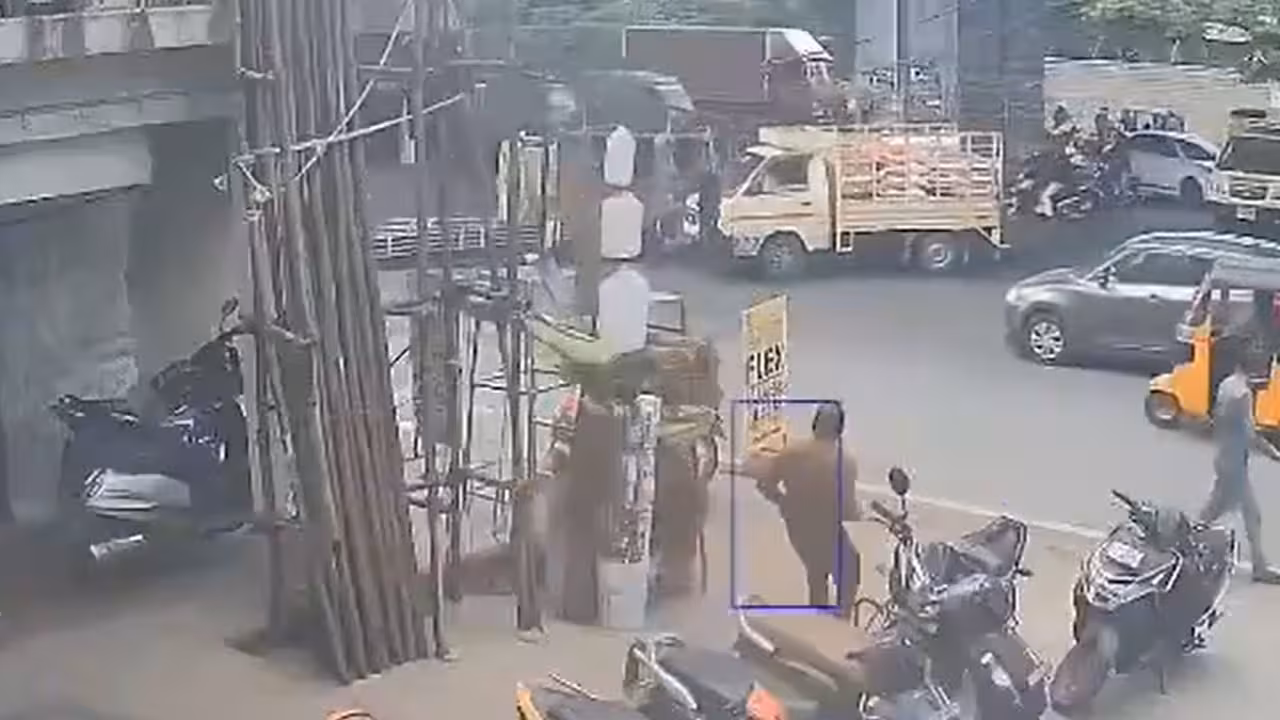 Balanagar Road Accident | ఒళ్లు గగుర్పొడిచే ప్రమాదం: స్కూటీపై పడ్డ ఇనుప పైపుల లోడ్.. వాహనదారుడు స్పాట్ డెడ్