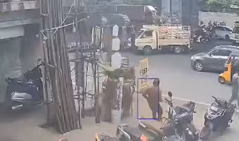 Balanagar Road Accident | ఒళ్లు గగుర్పొడిచే ప్రమాదం: స్కూటీపై పడ్డ ఇనుప పైపుల లోడ్.. వాహనదారుడు స్పాట్ డెడ్