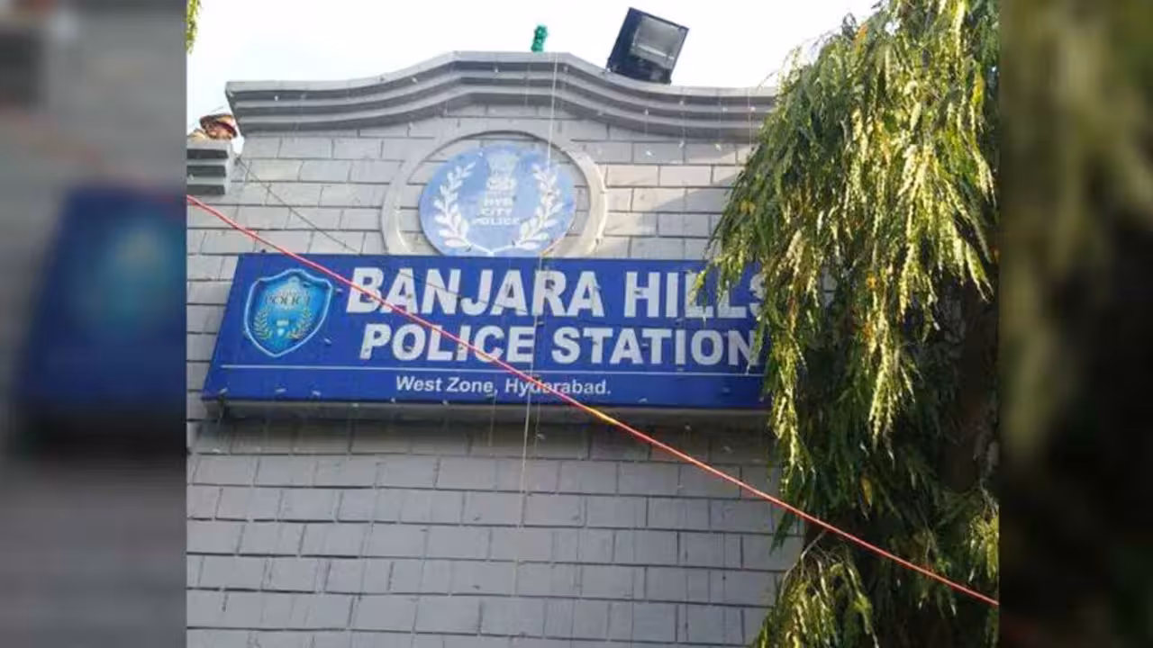 Banjara Hills SI Vijay Arrest | చీటింగ్ కేసులో అరెస్ట్ చేయను కానీ.. 10 లక్షలు ఇవ్వు