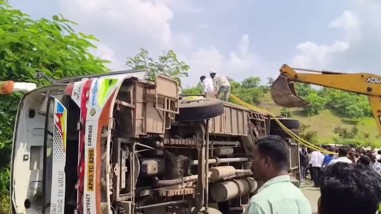 Bus Accident | అంత్యక్రియలకు వెళ్తుండగా.. అనంతగిరి ఘాట్రోడ్డులో బస్సు బోల్తా.. ఐదుగురు దుర్మరణం